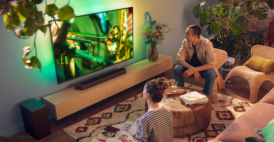 Lid&eacute;, kteř&iacute; si už&iacute;vaj&iacute; televizor Philips Ambilight s ostr&yacute;m zvukem soundbaru