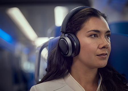 Žena si už&iacute;v&aacute; Noise Canceling Pro+ se sluch&aacute;tky Philips L4