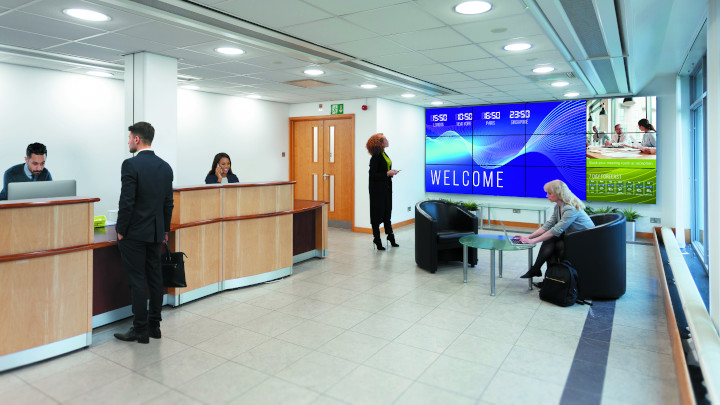 Interaktivní digitální prezentace – dotyková technologie | Lidé čekající na recepci