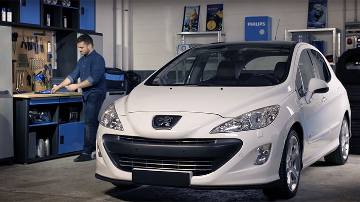 V&yacute;měna ž&aacute;rovek ve světlometech vozidla Peugeot&nbsp;308